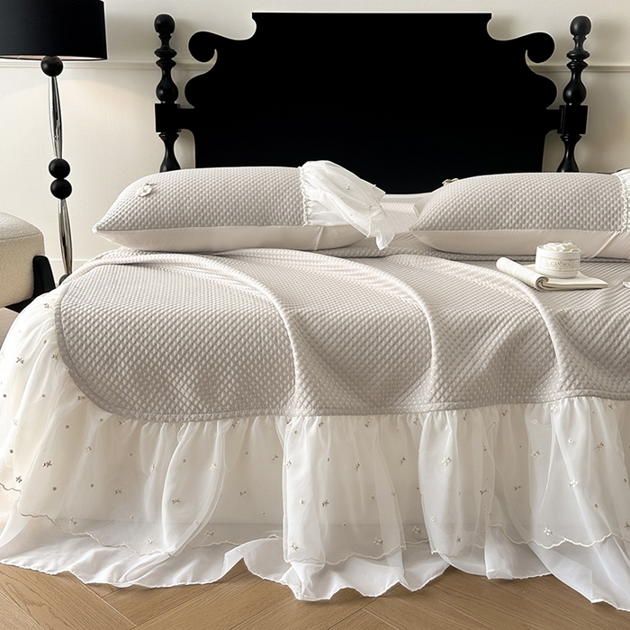 91家纺网 家纺一手货源 找家纺 蓝邻家纺 2025春夏新款PE提花雪纺+绣花花边凉席席子-场景二 夏花-米灰