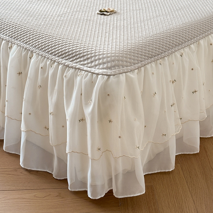 91家纺网 家纺一手货源 找家纺 蓝邻家纺 2025春夏新款PE提花雪纺+绣花花边凉席席子-场景二 夏花-米灰