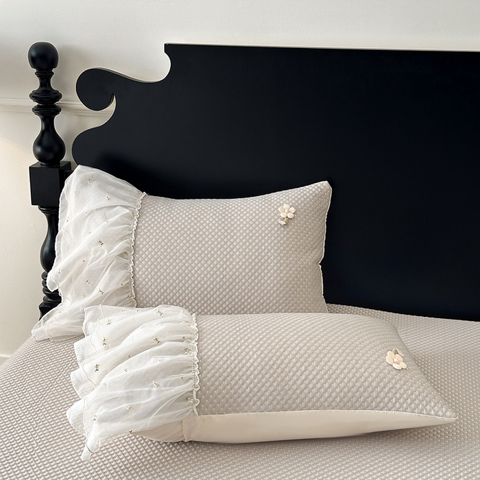 91家纺网 家纺一手货源 找家纺 蓝邻家纺 2025春夏新款PE提花雪纺+绣花花边凉席席子-场景二 夏花-米灰