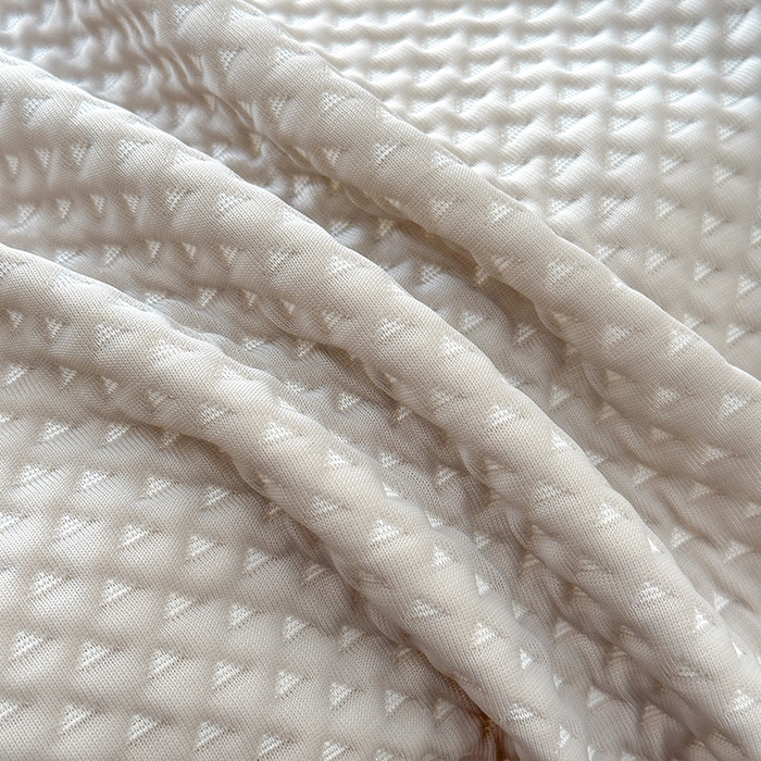 91家纺网 家纺一手货源 找家纺 蓝邻家纺 2025春夏新款PE提花雪纺+绣花花边凉席席子-场景二 夏花-米灰