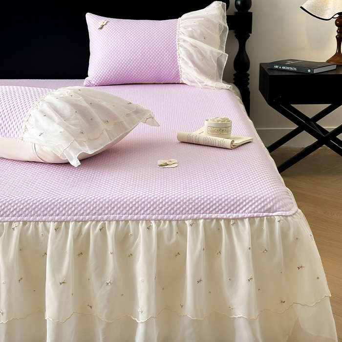 91家纺网 家纺一手货源 找家纺 蓝邻家纺 2025春夏新款PE提花雪纺+绣花花边凉席席子-场景二 夏花-紫