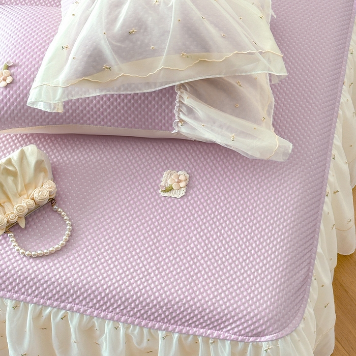 91家纺网 家纺一手货源 找家纺 蓝邻家纺 2025春夏新款PE提花雪纺+绣花花边凉席席子-场景二 夏花-紫