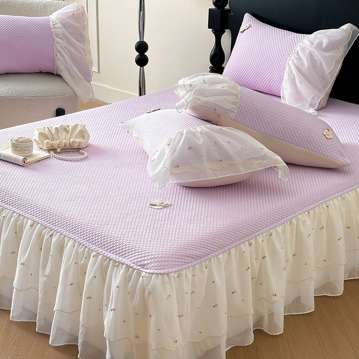 91家纺网 家纺一手货源 找家纺 蓝邻家纺 2025春夏新款PE提花雪纺+绣花花边凉席席子-场景二 夏花-紫