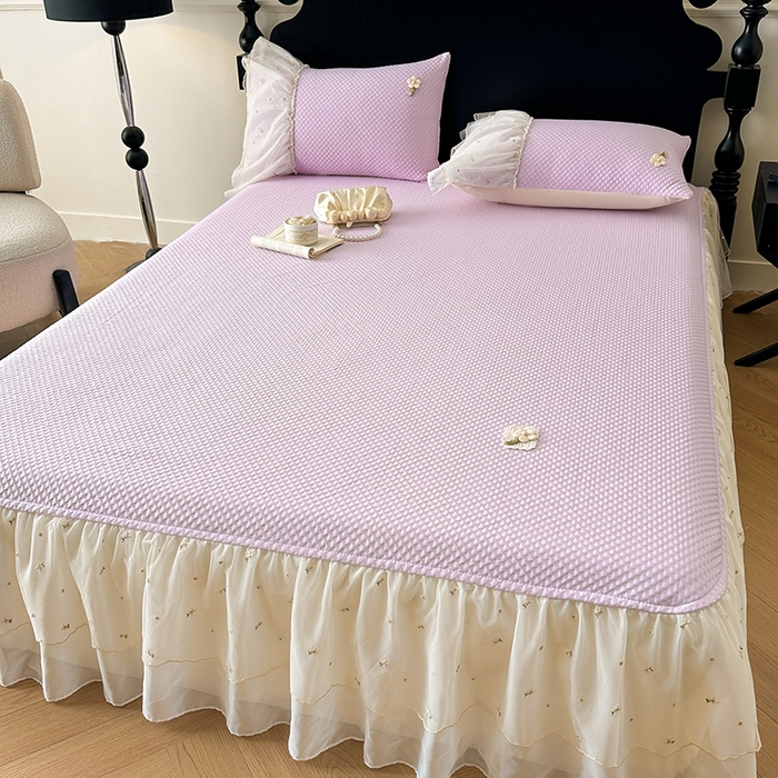 91家纺网 家纺一手货源 找家纺 蓝邻家纺 2025春夏新款PE提花雪纺+绣花花边凉席席子-场景二 夏花-紫