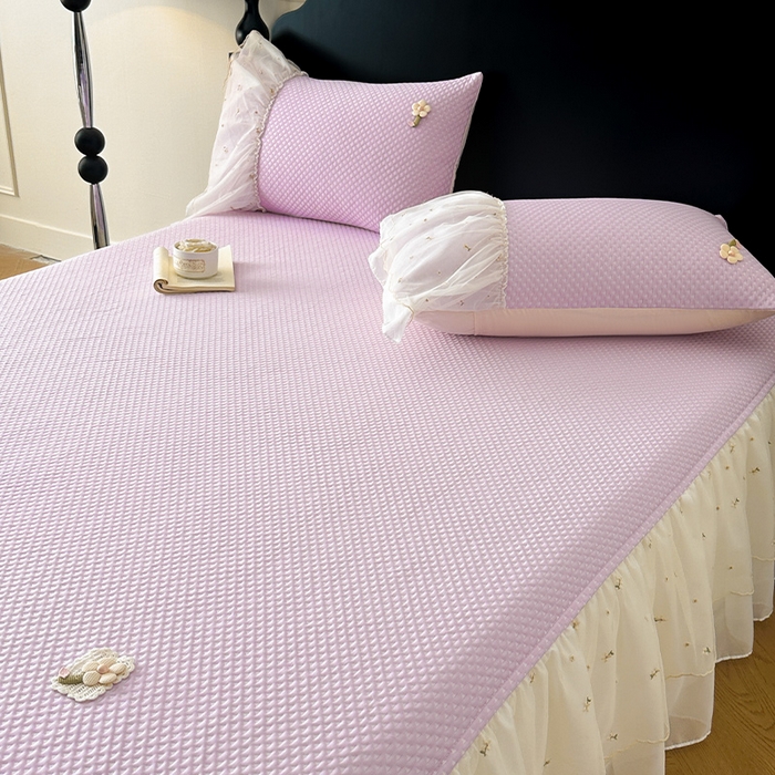 91家纺网 家纺一手货源 找家纺 蓝邻家纺 2025春夏新款PE提花雪纺+绣花花边凉席席子-场景二 夏花-紫