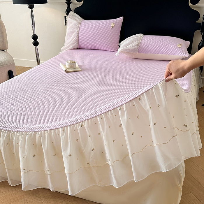 91家纺网 家纺一手货源 找家纺 蓝邻家纺 2025春夏新款PE提花雪纺+绣花花边凉席席子-场景二 夏花-紫