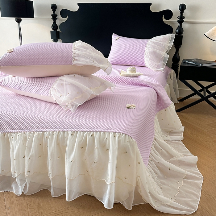 91家纺网 家纺一手货源 找家纺 蓝邻家纺 2025春夏新款PE提花雪纺+绣花花边凉席席子-场景二 夏花-紫