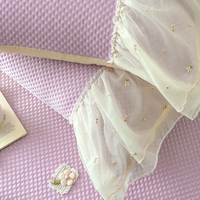 91家纺网 家纺一手货源 找家纺 蓝邻家纺 2025春夏新款PE提花雪纺+绣花花边凉席席子-场景二 夏花-紫