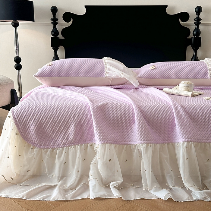 91家纺网 家纺一手货源 找家纺 蓝邻家纺 2025春夏新款PE提花雪纺+绣花花边凉席席子-场景二 夏花-紫