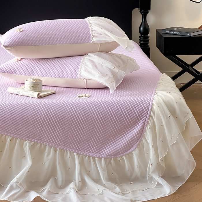 91家纺网 家纺一手货源 找家纺 蓝邻家纺 2025春夏新款PE提花雪纺+绣花花边凉席席子-场景二 夏花-紫