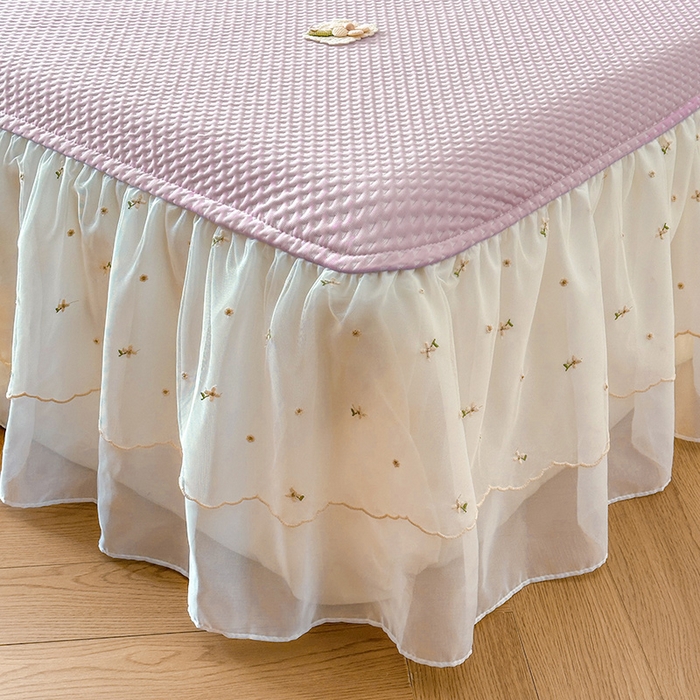 91家纺网 家纺一手货源 找家纺 蓝邻家纺 2025春夏新款PE提花雪纺+绣花花边凉席席子-场景二 夏花-紫