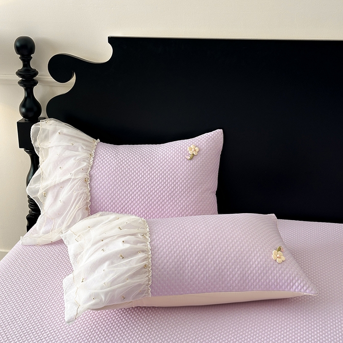 91家纺网 家纺一手货源 找家纺 蓝邻家纺 2025春夏新款PE提花雪纺+绣花花边凉席席子-场景二 夏花-紫