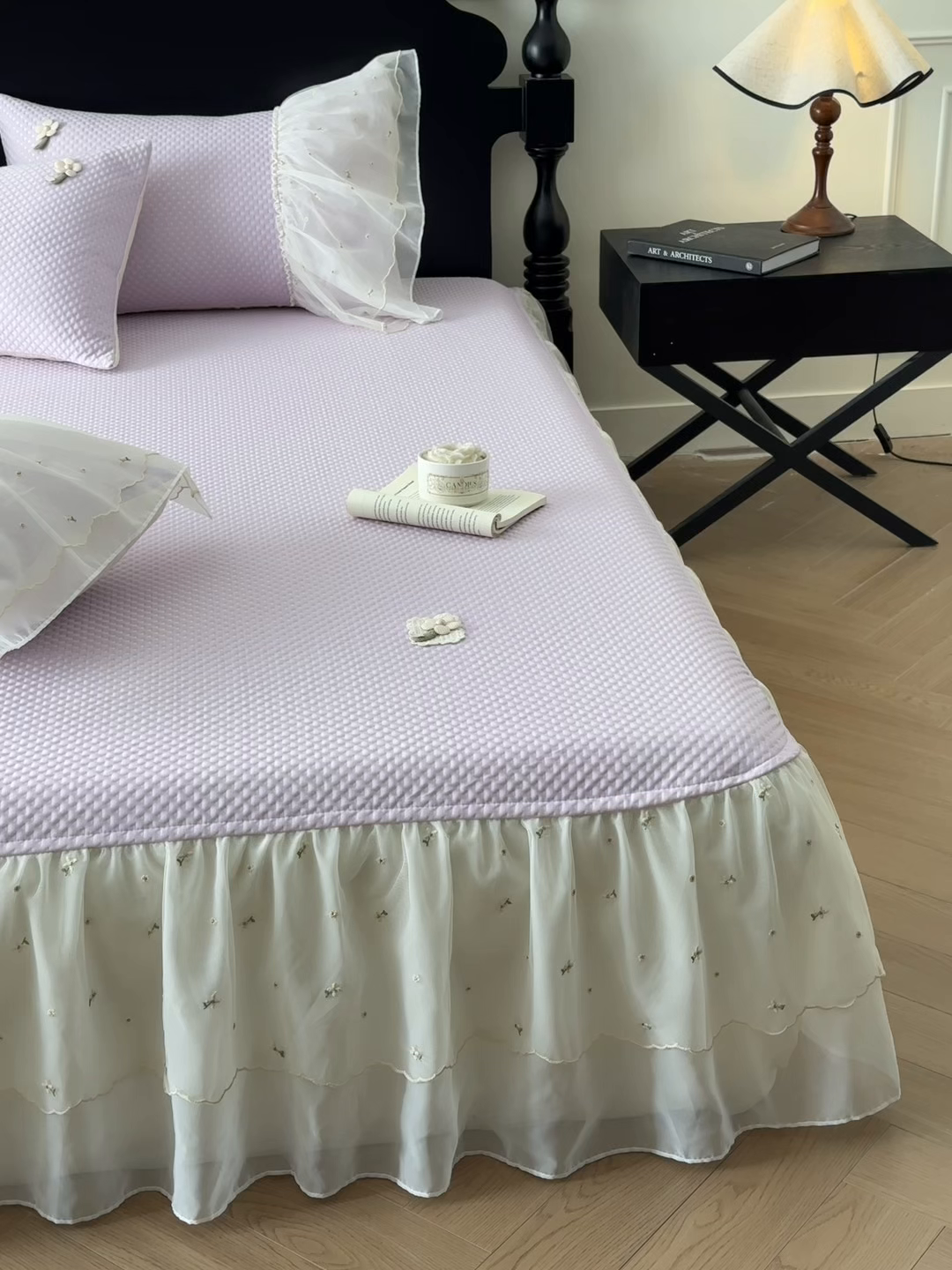 91家纺网 家纺一手货源 找家纺 蓝邻家纺 2025春夏新款PE提花雪纺+绣花花边凉席席子-场景二 夏花-紫