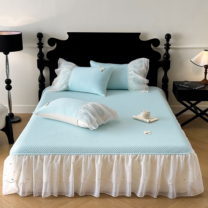 91家纺网 家纺一手货源 找家纺 蓝邻家纺 2025春夏新款PE提花雪纺+绣花花边凉席席子-场景二 夏花-蓝