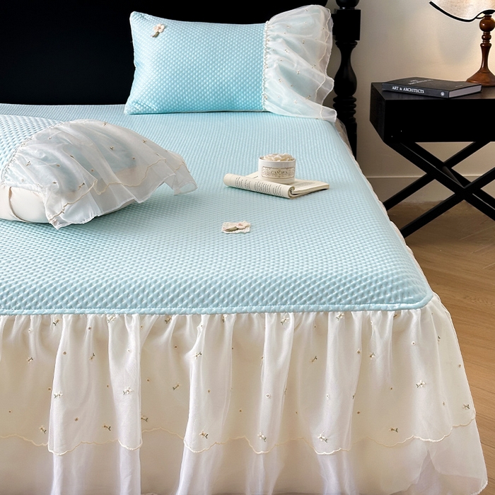 91家纺网 家纺一手货源 找家纺 蓝邻家纺 2025春夏新款PE提花雪纺+绣花花边凉席席子-场景二 夏花-蓝