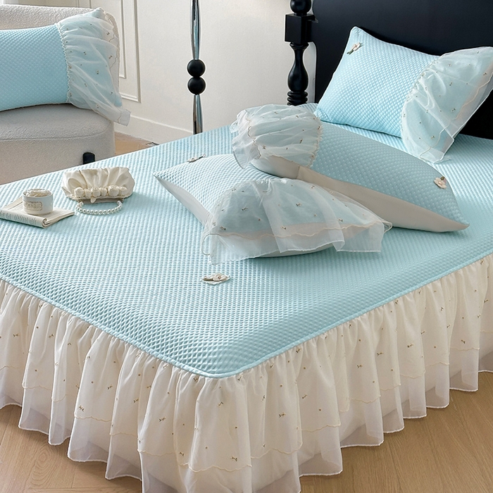 91家纺网 家纺一手货源 找家纺 蓝邻家纺 2025春夏新款PE提花雪纺+绣花花边凉席席子-场景二 夏花-蓝