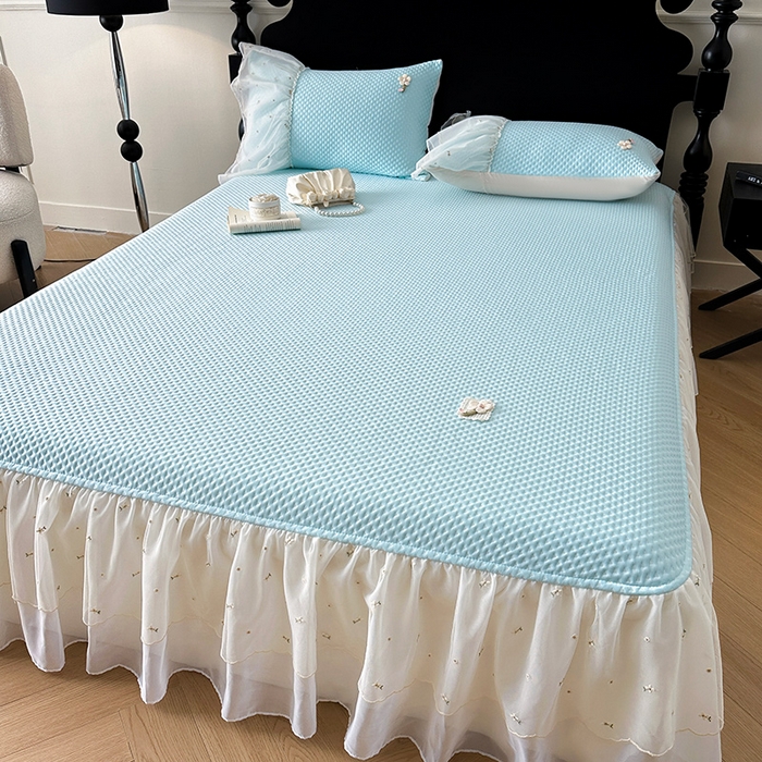 91家纺网 家纺一手货源 找家纺 蓝邻家纺 2025春夏新款PE提花雪纺+绣花花边凉席席子-场景二 夏花-蓝