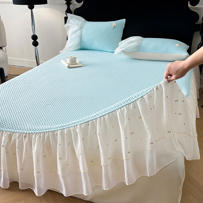 91家纺网 家纺一手货源 找家纺 蓝邻家纺 2025春夏新款PE提花雪纺+绣花花边凉席席子-场景二 夏花-蓝