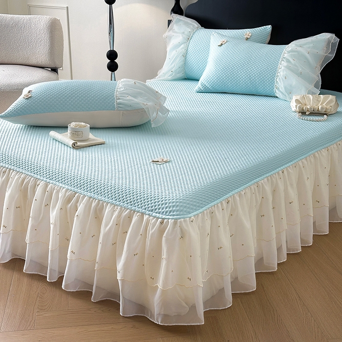 91家纺网 家纺一手货源 找家纺 蓝邻家纺 2025春夏新款PE提花雪纺+绣花花边凉席席子-场景二 夏花-蓝