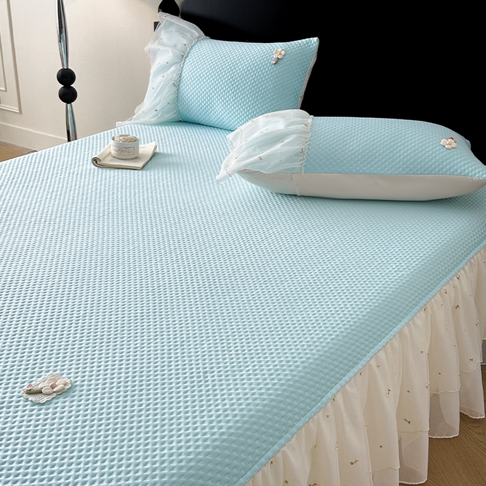 91家纺网 家纺一手货源 找家纺 蓝邻家纺 2025春夏新款PE提花雪纺+绣花花边凉席席子-场景二 夏花-蓝