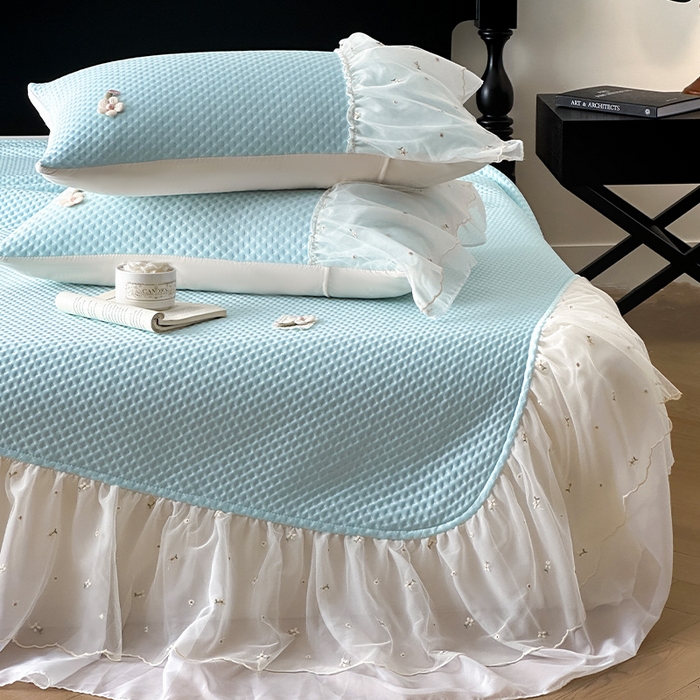 91家纺网 家纺一手货源 找家纺 蓝邻家纺 2025春夏新款PE提花雪纺+绣花花边凉席席子-场景二 夏花-蓝