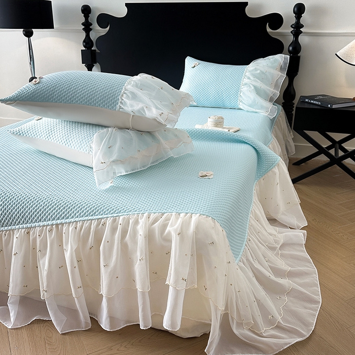 91家纺网 家纺一手货源 找家纺 蓝邻家纺 2025春夏新款PE提花雪纺+绣花花边凉席席子-场景二 夏花-蓝