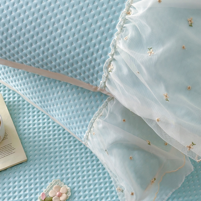 91家纺网 家纺一手货源 找家纺 蓝邻家纺 2025春夏新款PE提花雪纺+绣花花边凉席席子-场景二 夏花-蓝