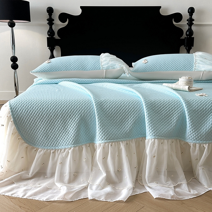 91家纺网 家纺一手货源 找家纺 蓝邻家纺 2025春夏新款PE提花雪纺+绣花花边凉席席子-场景二 夏花-蓝