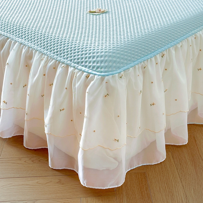 91家纺网 家纺一手货源 找家纺 蓝邻家纺 2025春夏新款PE提花雪纺+绣花花边凉席席子-场景二 夏花-蓝