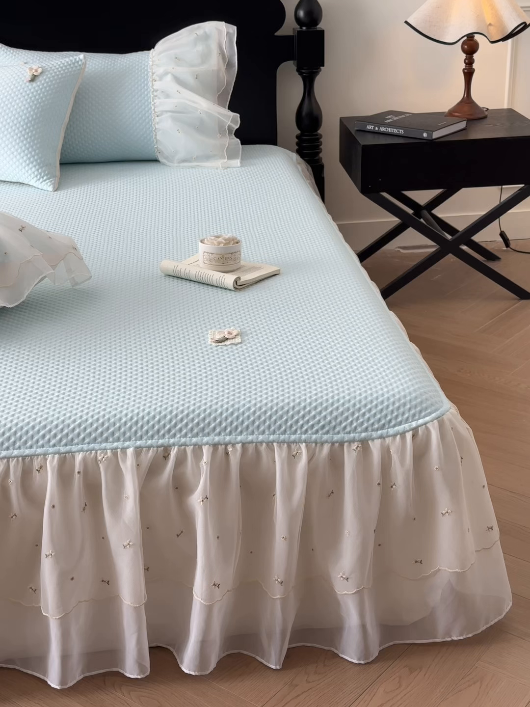 91家纺网 家纺一手货源 找家纺 蓝邻家纺 2025春夏新款PE提花雪纺+绣花花边凉席席子-场景二 夏花-蓝