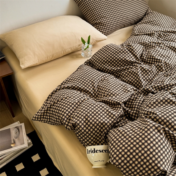 91家纺网 家纺一手货源 找家纺 多品家纺 2025新款简约复古风水洗棉格子四件套 黑小格+杏黄