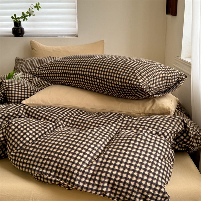 91家纺网 家纺一手货源 找家纺 多品家纺 2025新款简约复古风水洗棉格子四件套 黑小格+杏黄