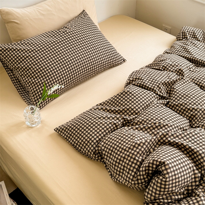 91家纺网 家纺一手货源 找家纺 多品家纺 2025新款简约复古风水洗棉格子四件套 黑小格+杏黄