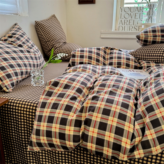 91家纺网 家纺一手货源 找家纺 多品家纺 2025新款简约复古风水洗棉格子四件套 柏林+黑小格