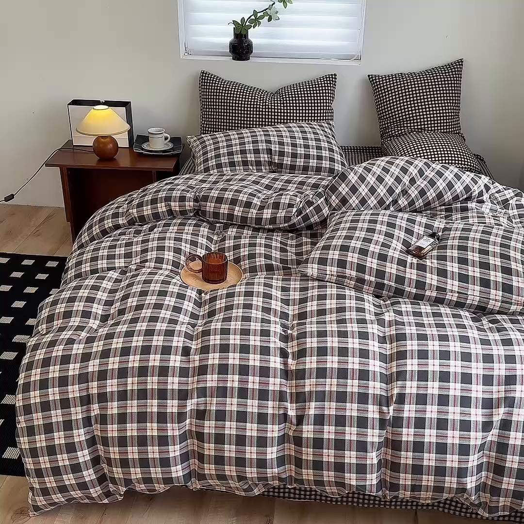 91家纺网 家纺一手货源 找家纺 多品家纺 2025新款简约复古风水洗棉格子四件套 柏林+黑小格