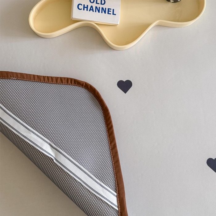 91家纺网 家纺一手货源 找家纺 顾里家纺 2025春夏新款Chic风冰感纤维软席凉席席子 爱心腊肠狗