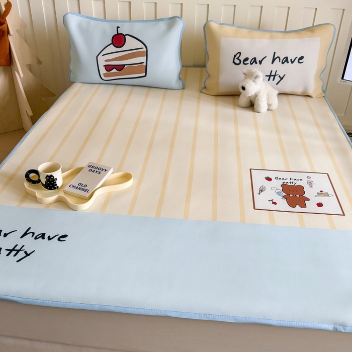 91家纺网 家纺一手货源 找家纺 顾里家纺 2025春夏新款Chic风冰感纤维软席凉席席子 干杯小熊