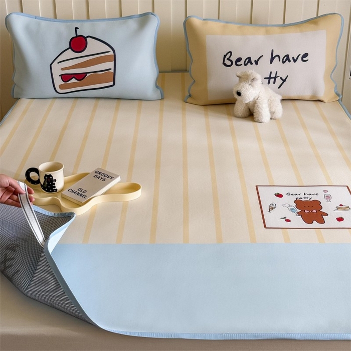 91家纺网 家纺一手货源 找家纺 顾里家纺 2025春夏新款Chic风冰感纤维软席凉席席子 干杯小熊