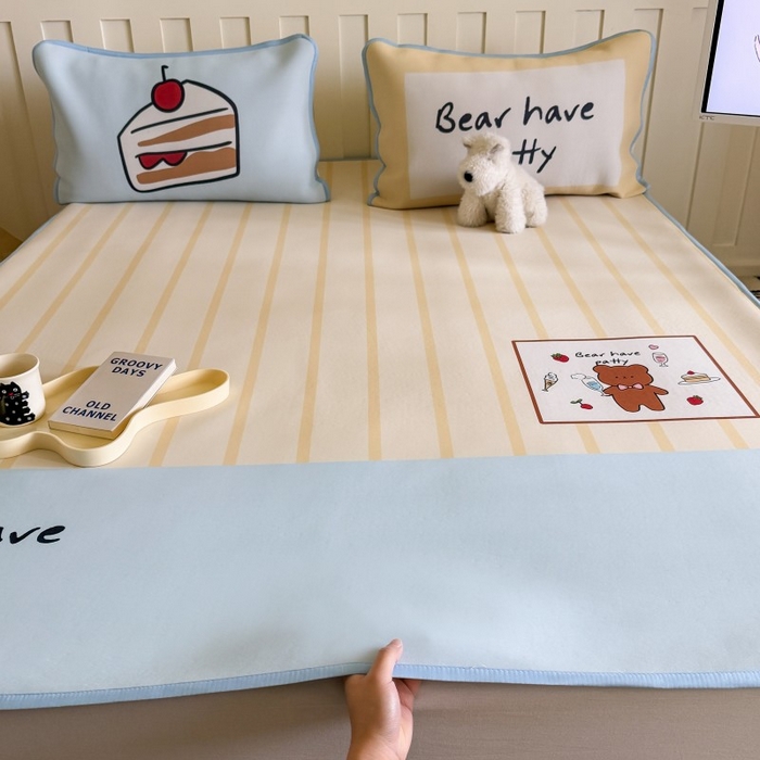 91家纺网 家纺一手货源 找家纺 顾里家纺 2025春夏新款Chic风冰感纤维软席凉席席子 干杯小熊