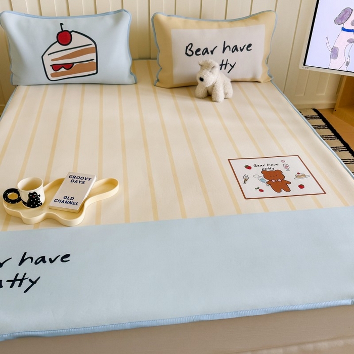 91家纺网 家纺一手货源 找家纺 顾里家纺 2025春夏新款Chic风冰感纤维软席凉席席子 干杯小熊