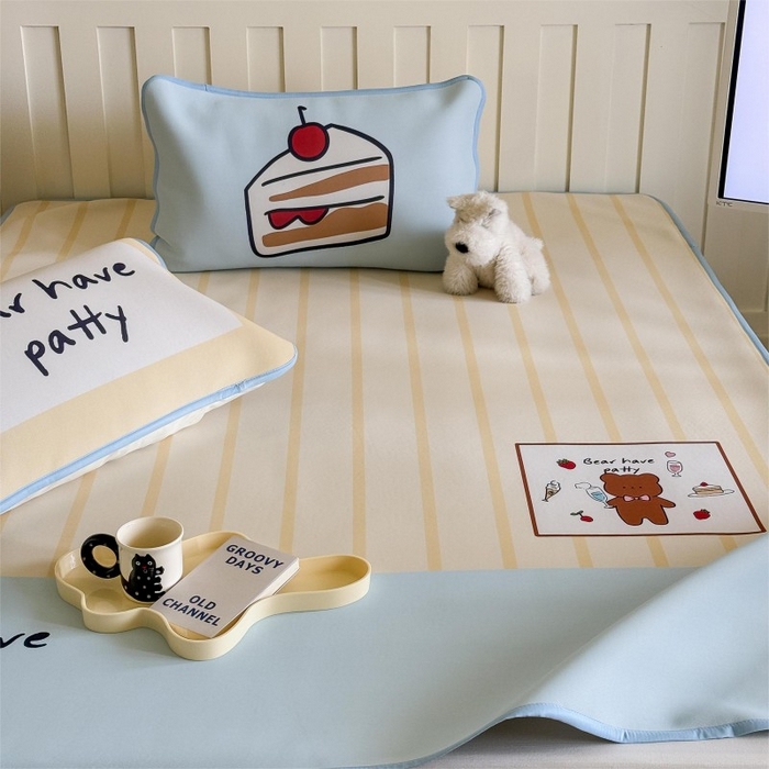 91家纺网 家纺一手货源 找家纺 顾里家纺 2025春夏新款Chic风冰感纤维软席凉席席子 干杯小熊