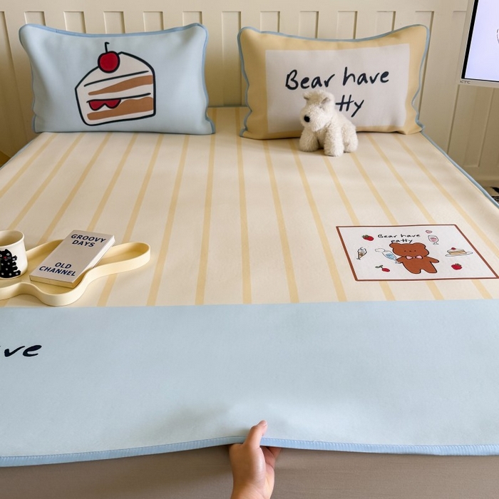 91家纺网 家纺一手货源 找家纺 顾里家纺 2025春夏新款Chic风冰感纤维软席凉席席子 干杯小熊