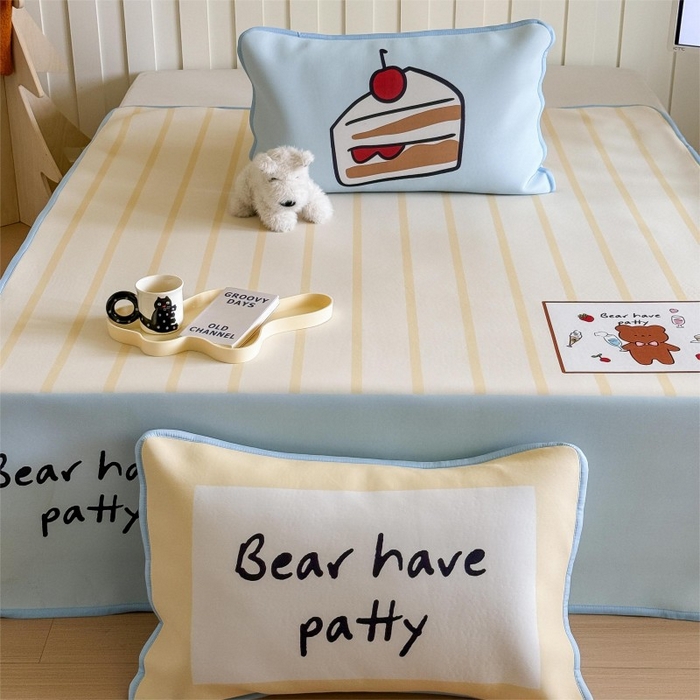 91家纺网 家纺一手货源 找家纺 顾里家纺 2025春夏新款Chic风冰感纤维软席凉席席子 干杯小熊