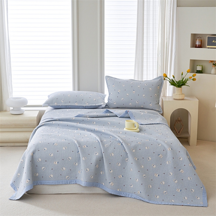 91家纺网 家纺一手货源 找家纺 洽想家 2025新款里外夹棉新疆棉花水洗床盖A1系列 奶油小狗 床盖