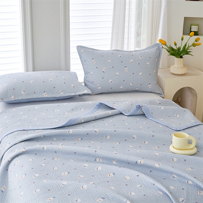 91家纺网 家纺一手货源 找家纺 洽想家 2025新款里外夹棉新疆棉花水洗床盖A1系列 奶油小狗 床盖