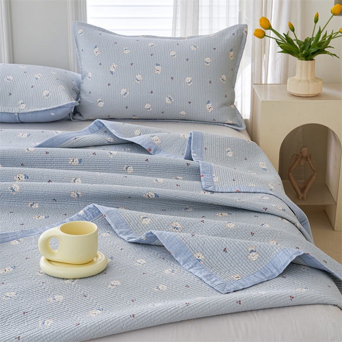 91家纺网 家纺一手货源 找家纺 洽想家 2025新款里外夹棉新疆棉花水洗床盖A1系列 奶油小狗 床盖