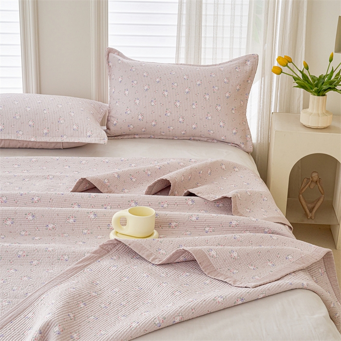 91家纺网 家纺一手货源 找家纺 洽想家 2025新款里外夹棉新疆棉花水洗床盖A1系列 粉黛 床盖