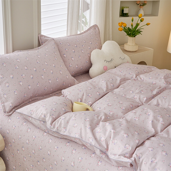 91家纺网 家纺一手货源 找家纺 洽想家 2025新款里外夹棉新疆棉花水洗床盖A1系列 粉黛