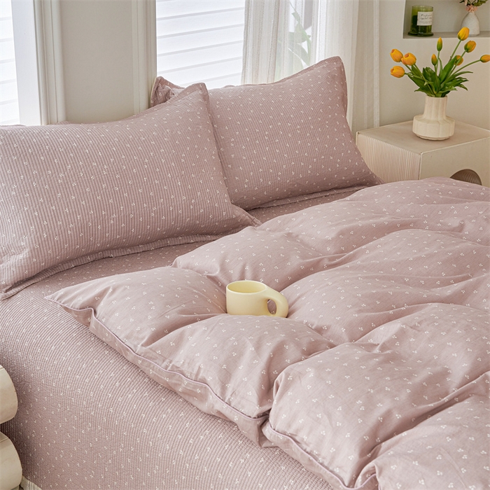 91家纺网 家纺一手货源 找家纺 洽想家 2025新款里外夹棉新疆棉花水洗床盖A1系列 樱桃粉