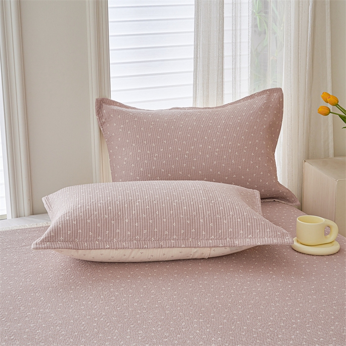 91家纺网 家纺一手货源 找家纺 洽想家 2025新款里外夹棉新疆棉花水洗床盖A1系列 樱桃粉